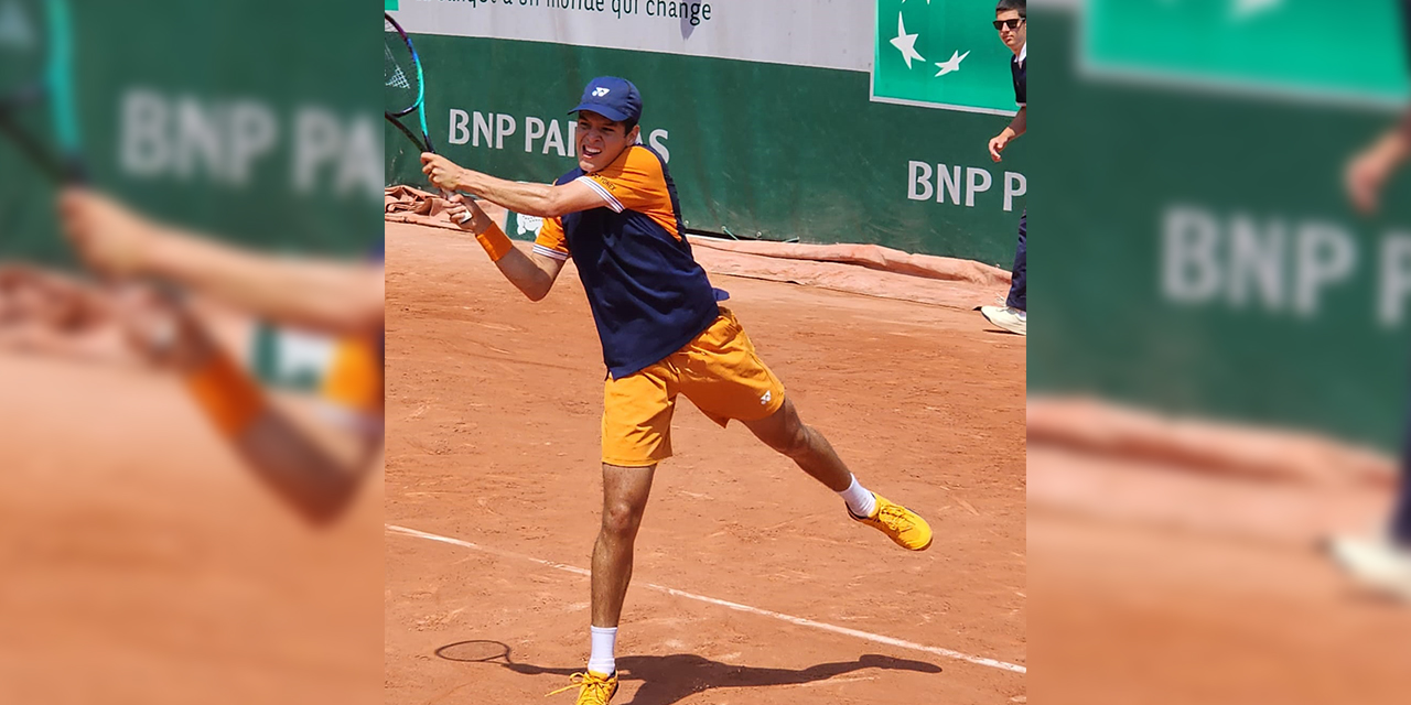 El tenista boliviano Juan Carlos Prado en plena acción en el Roland Garros Junior.