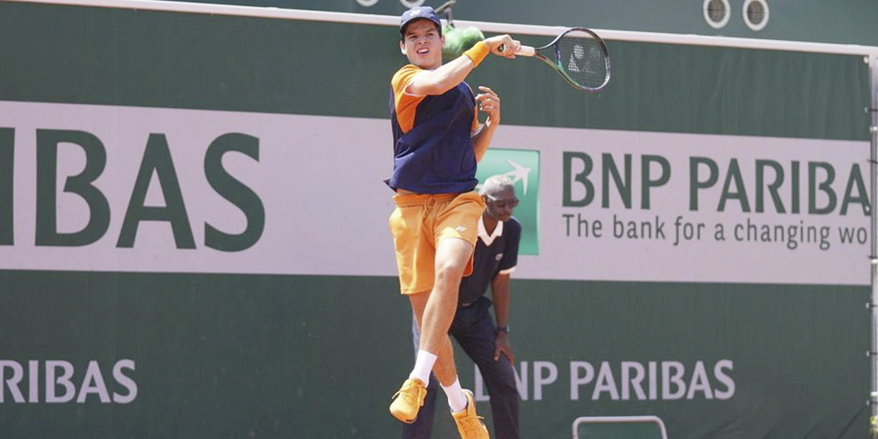 El tenista boliviano Juan Carlos Prado en plena acción en el partido de cuartos de final del Roland Garros.