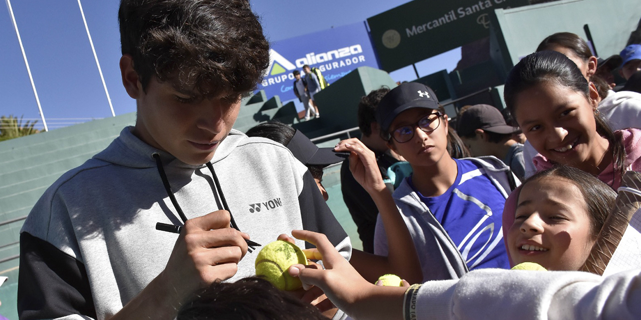 Prado firma autógrafos para los niños del Club de Tenis La Paz. (Foto: APG)