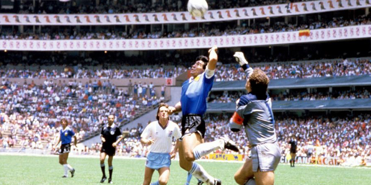 Maradona y el portero inglés Peter Shilton, aquel 22 de junio de 1986 en el estadio Azteca de México. | Foto: Agencia Uno