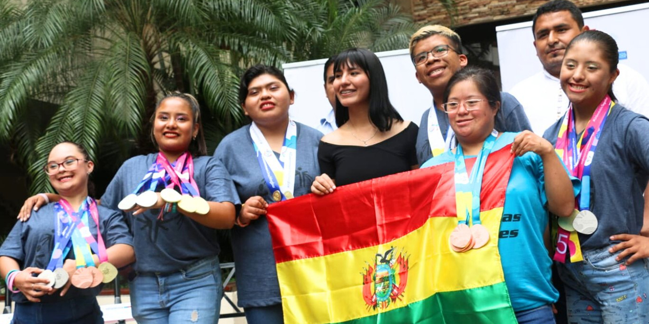 Los deportistas con discapacidad que llevaron en alto el nombre de Bolivia en las Olimpiadas. (Foto: Viceministerio de Deportes)