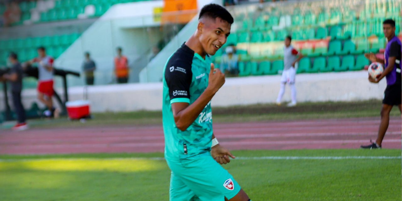 Eduardo Mauricio Álvarez celebra el gol del empate para Pari. | Foto: Royal Pari