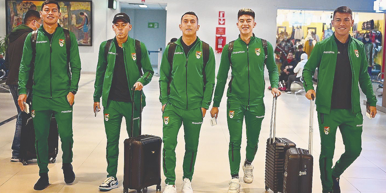 Jugadores de la Selección nacional en el aeropuerto de Santa Cruz, antes de emprender viaje a Estados Unidos. (Foto: FBF)