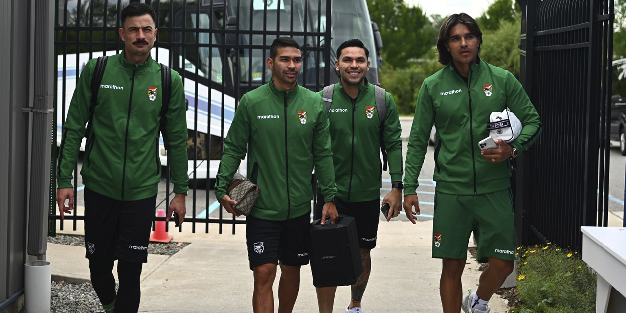 Guillermo Viscarra, Diego Bejarano, Carmelo Algarañaz y Marcelo Martins ingresan al Red Bull Arena para entrenar. (Foto: FBF)