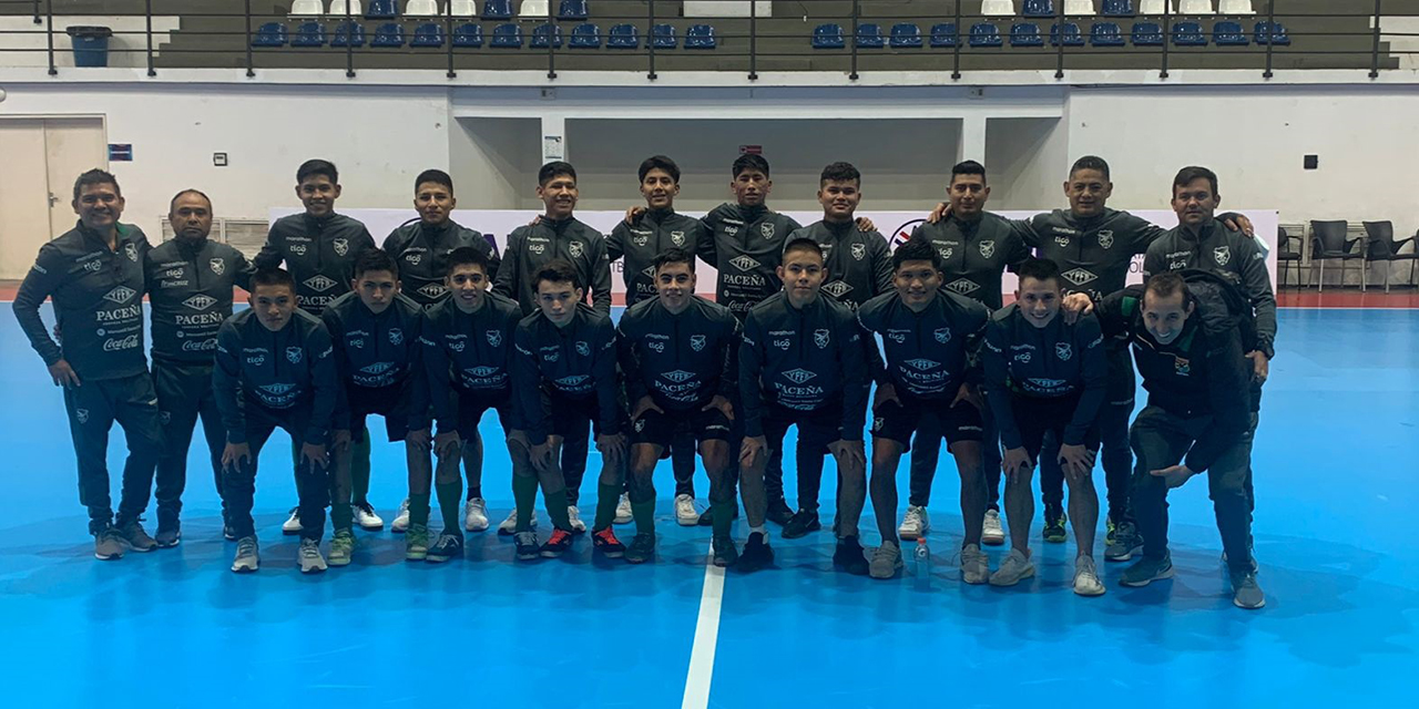 El seleccionado boliviano Sub-17 de futsal en el coliseo olímpico de Paraguay.