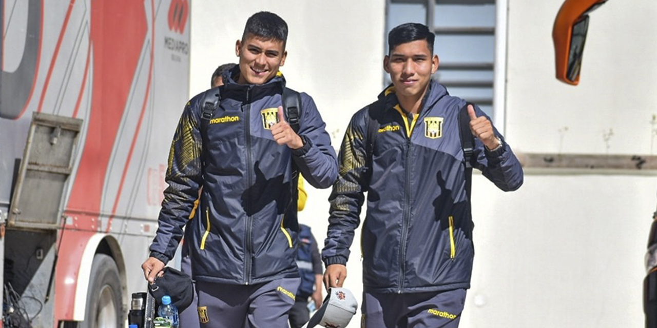 Gabriel Sotomayor y Jeyson Chura, del Tigre, antes del viaje a Brasil.