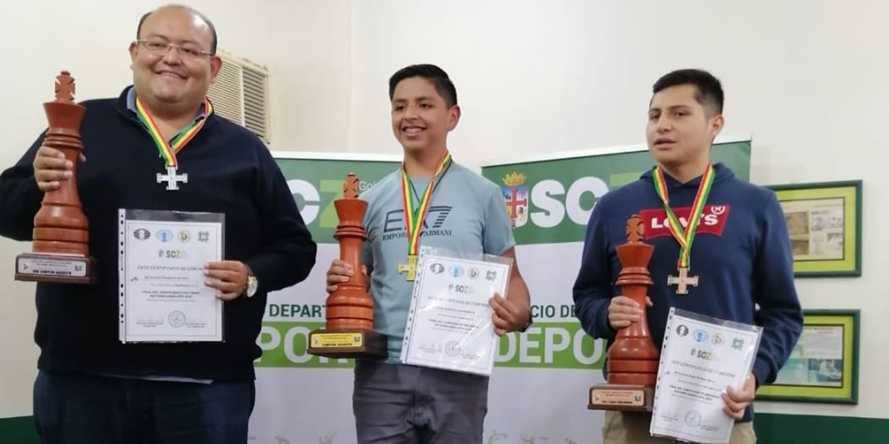 Licael Ticona (centro), con 14 años, ganó la final de ajedrez y se clasificó al Mundial.