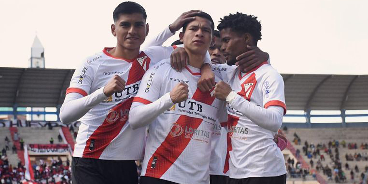 José Carlos Martínez celebra su gol junto a sus compañeros. | Foto: Always Ready