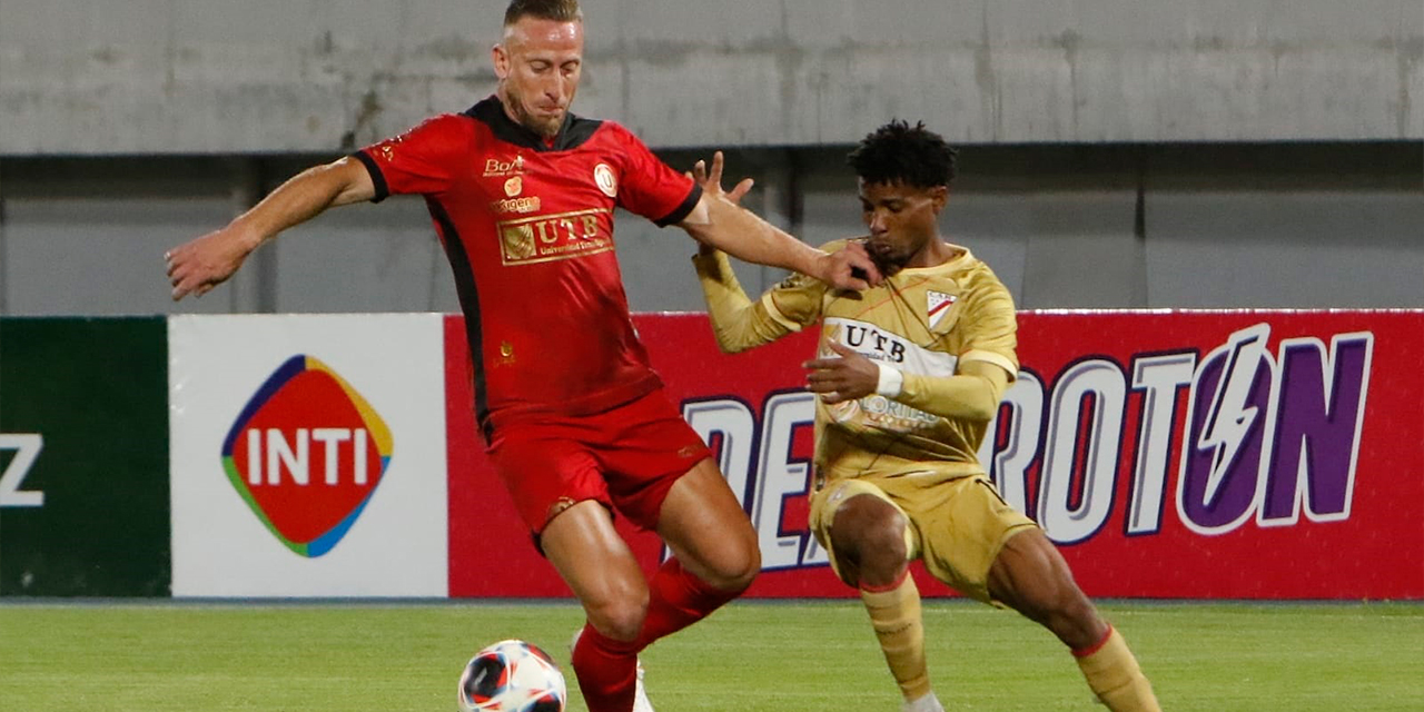 Lencinas, de la ‘U’ de Vinto, y Romero, de Always, luchan por la posesión del balón. Foto: APG