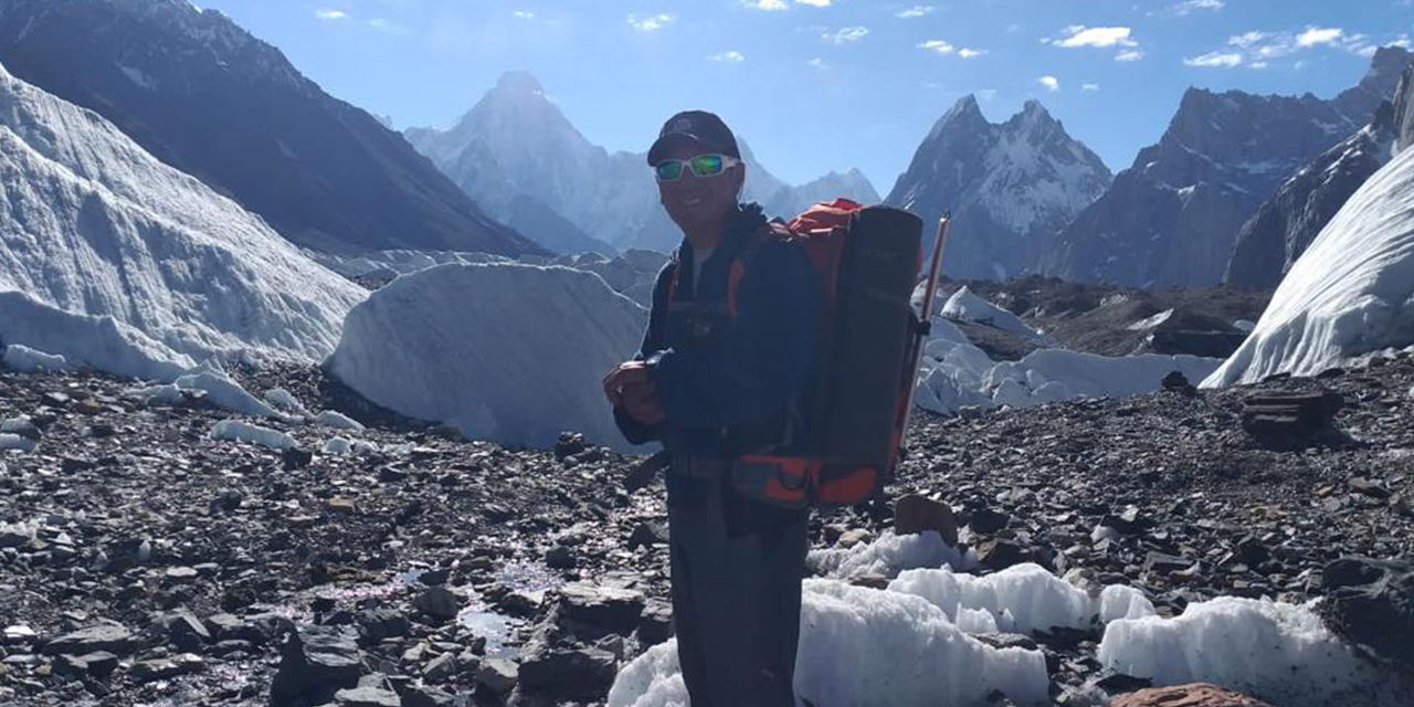 El alpinista Ayaviri sonríe orgulloso después de hacer cumbre en el Nanga Parbat de Pakistán.