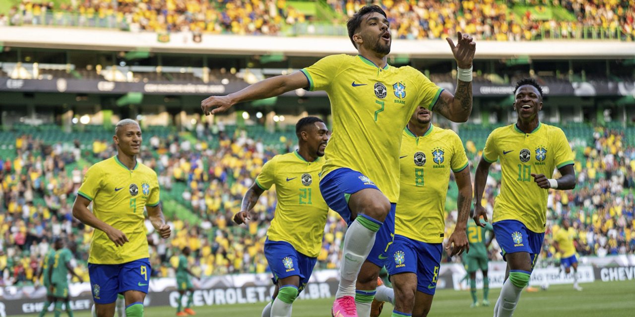 Jugadores de la selección brasileña celebran el triunfo sobre Guinea (4-1)en el cotejo amistoso antes del debut en las Eliminatorias.