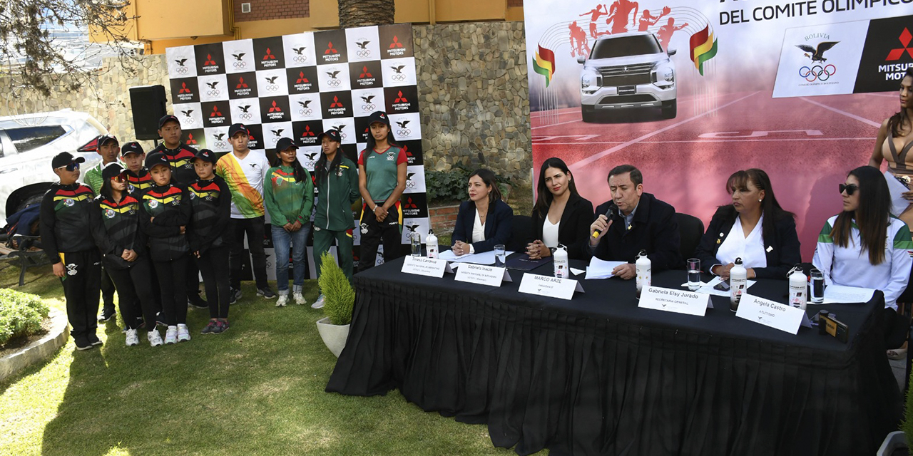 Autoridades del Comité Olímpico Boliviano durante el anuncio de los premios que recibirán los medallistas. (Foto: APG)