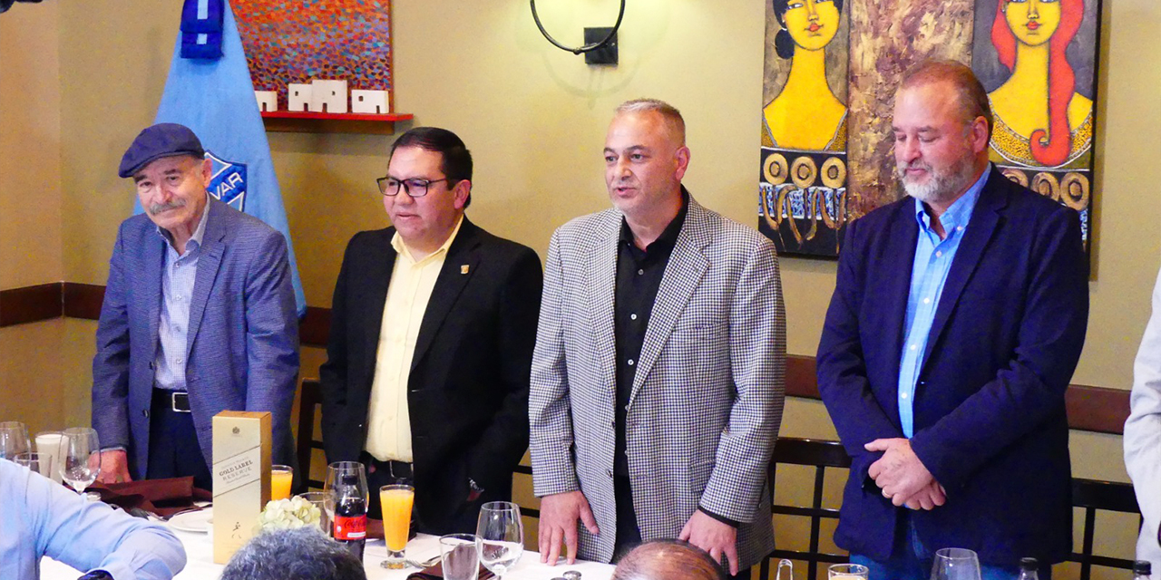 Dirigentes de los clubes The Strongest y Bolívar junto al presidente de la FBF, Fernando Costa (c), antes del almuerzo de confraternidad. Foto: The Strongest