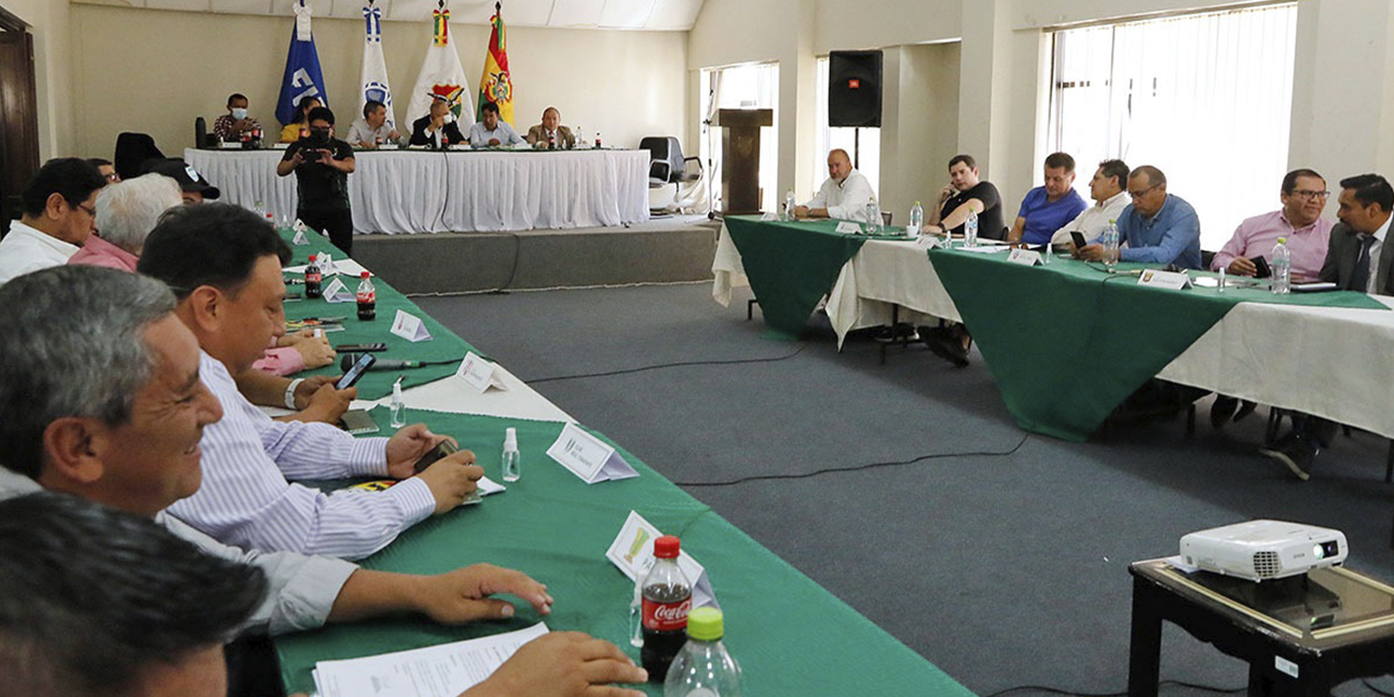 Dirigentes de los clubes del fútbol profesional en una reunión de Consejo Superior. (Foto: Archivo/APG)