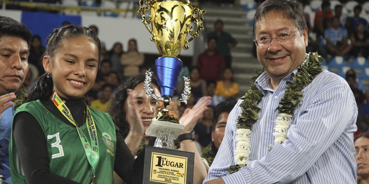 El Jefe de Estado entrega el trofeo a una de las campeonas de los Juegos. (Foto: Presidencia)