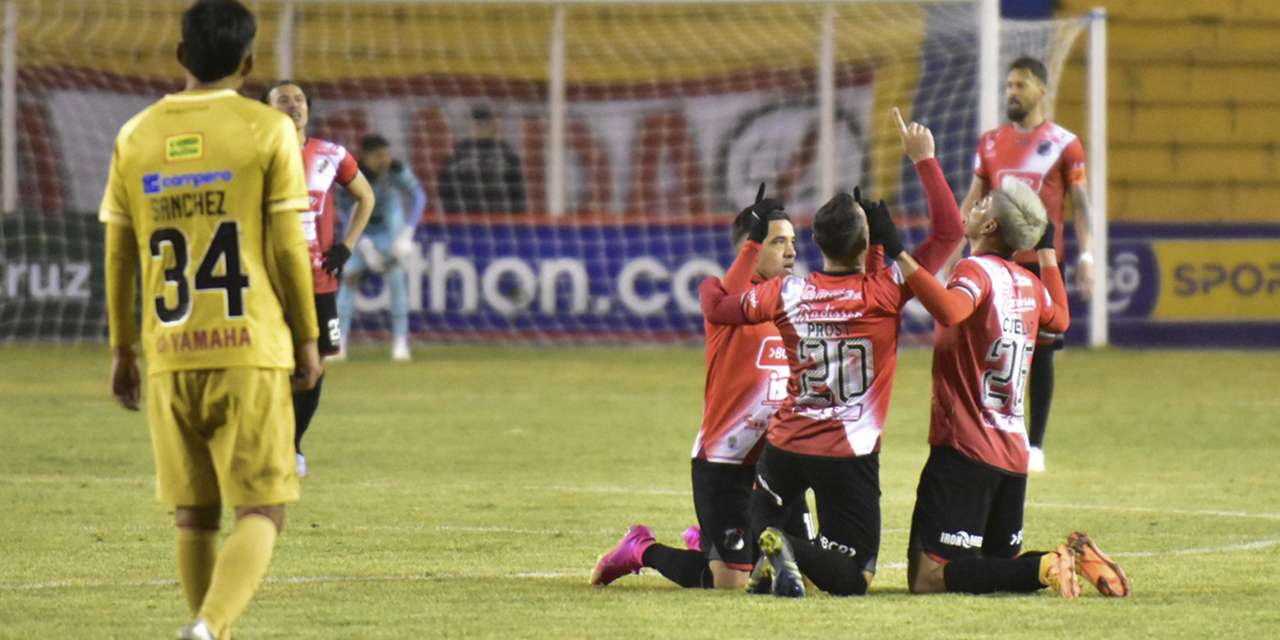 Los jugadores de Nacional Potosí festejan la goleada. (Foto: APG)