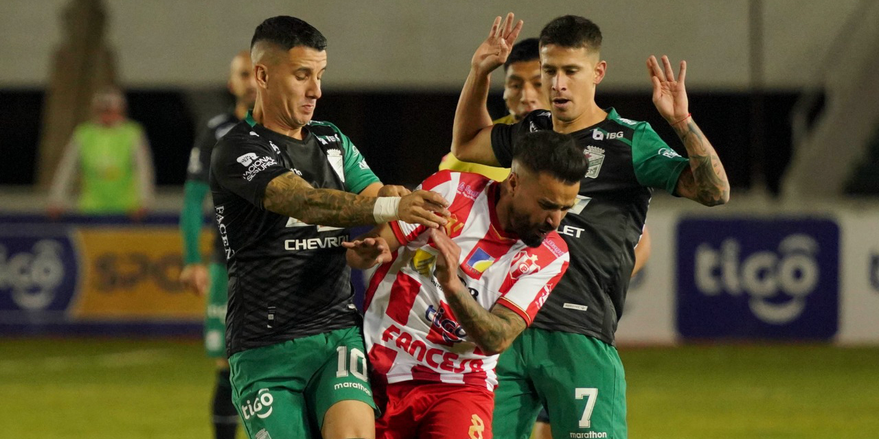 Incidencia del encuentro entre Independiente Petrolero y Oriente Petrolero en el estadio Patria de Sucre. | Foto: APG