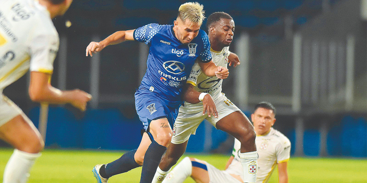 Una incidencia del partido jugado anoche en el estadio Bicentenario, de Villa Tunari. Foto: APG