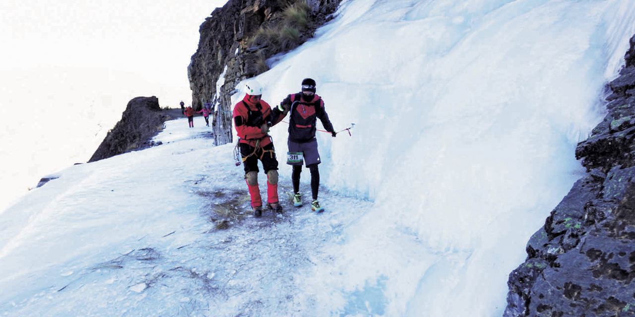 Uno de los participantes es ayudado para pasar por un sector de hielo.