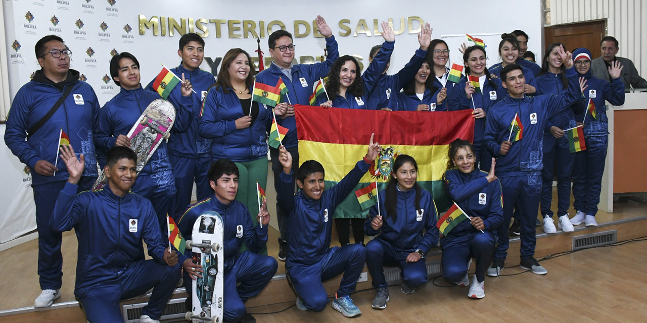 Deportistas que representarán a Bolivia junto a la ministra de Salud y Deportes, María Renée Castro. (Foto: APG)