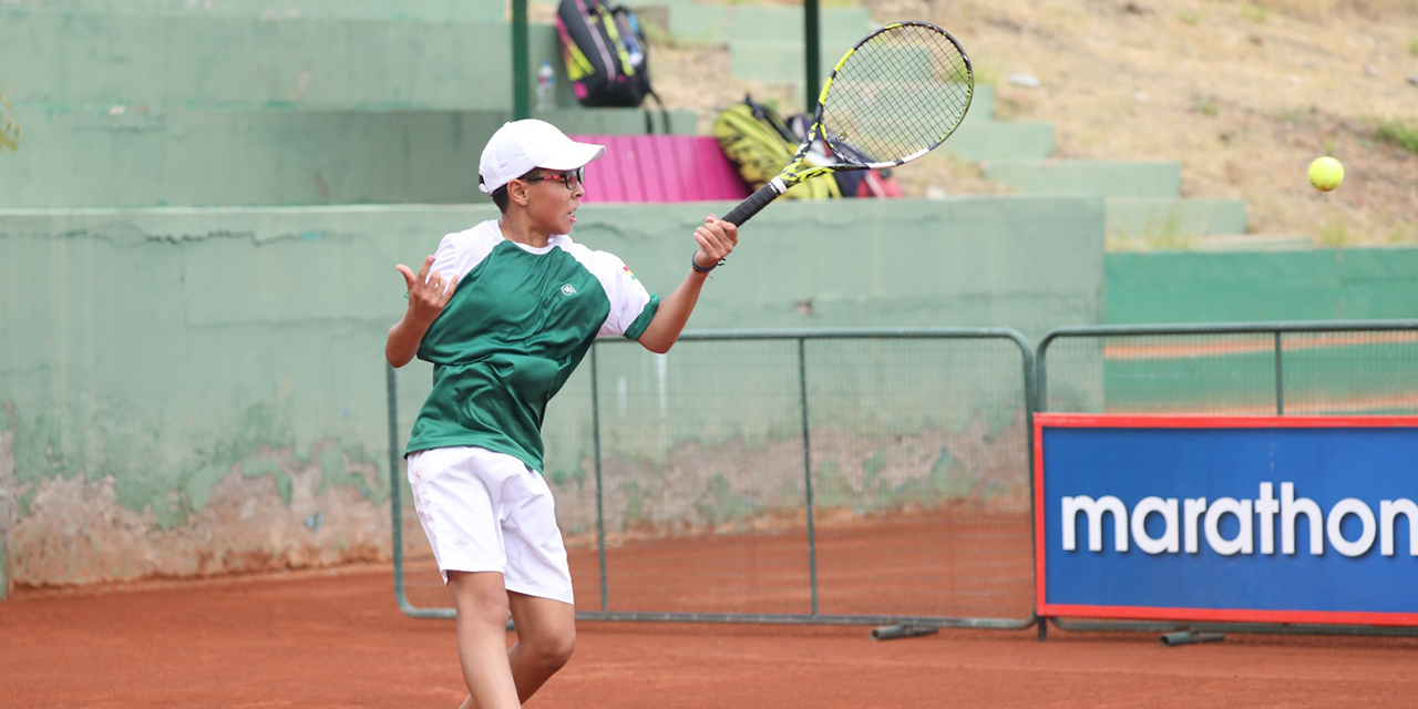 El tenista nacional Matías Rivero en plena acción durante el certamen sudamericano. (Foto: Federación Ecuatoriana de Tenis)