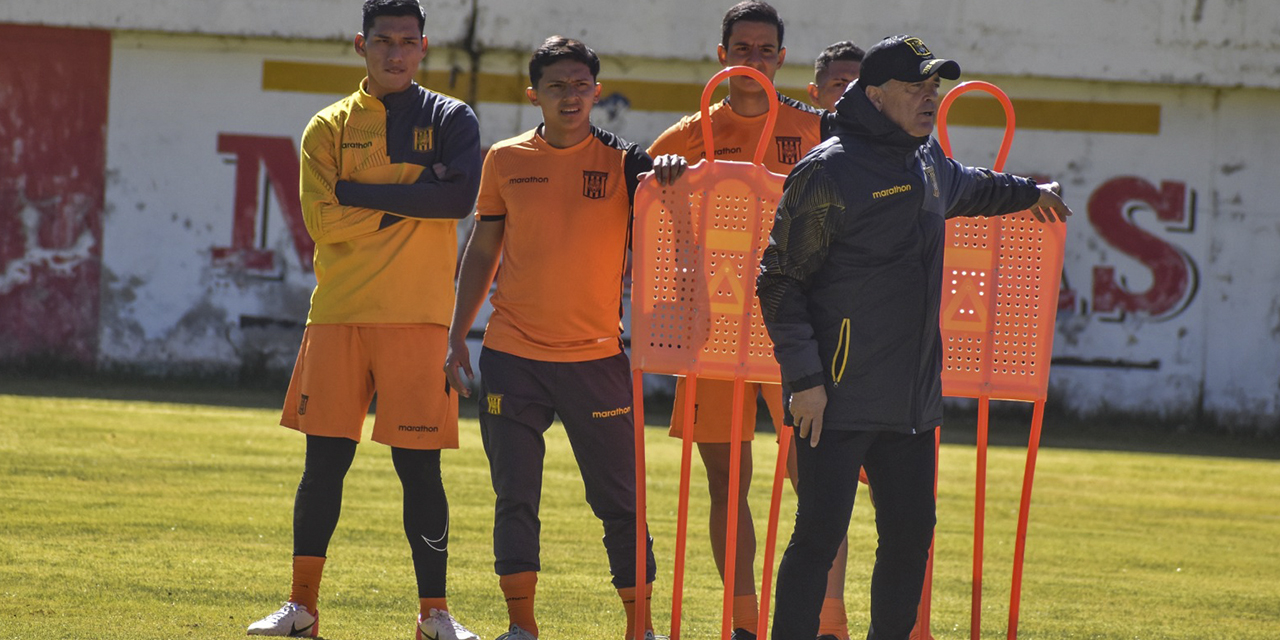 El DT Formosinho da instrucciones a sus dirigidos en la práctica del Tigre,ayer en Achumani. (Foto: The Strongest)