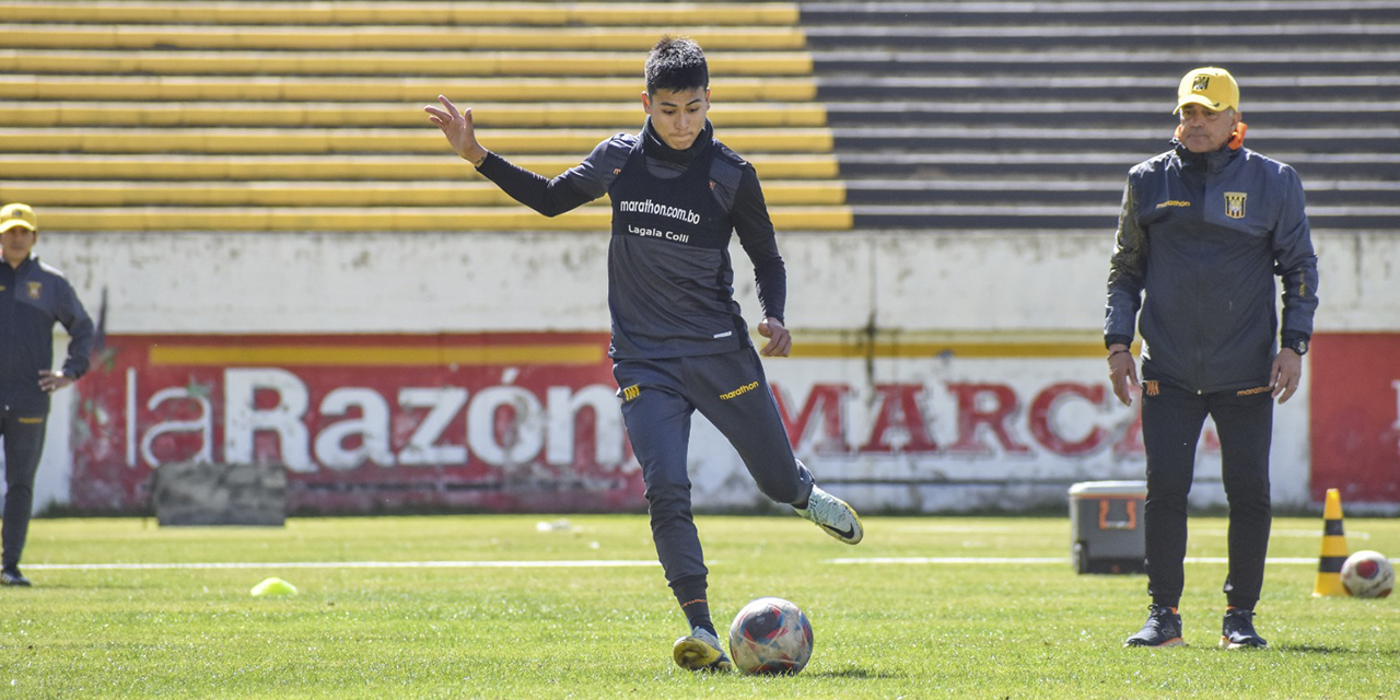 El DT Ricardo Formosinho hace seguimiento al trabajo de definición del jugador Gabriel Sotomayor.