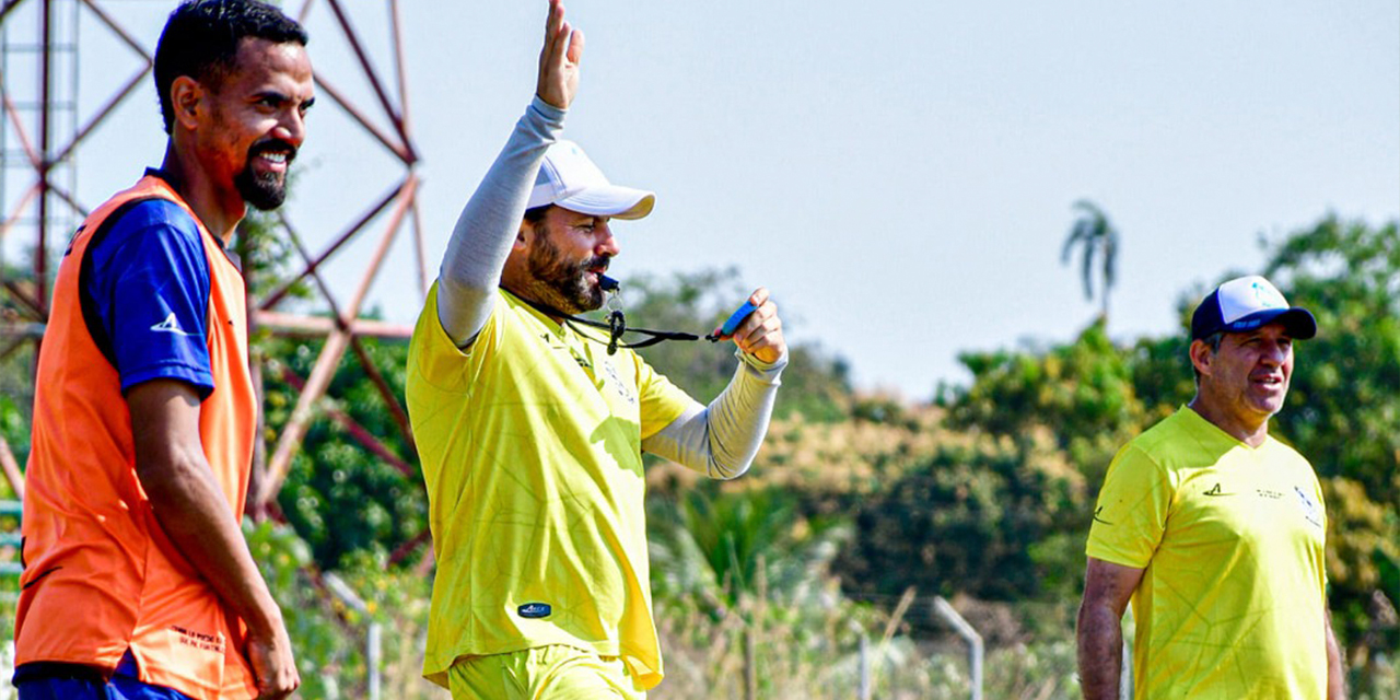 Carlos Fonseca, con la mano levantada, dejó de ser técnico de Vaca Díez.