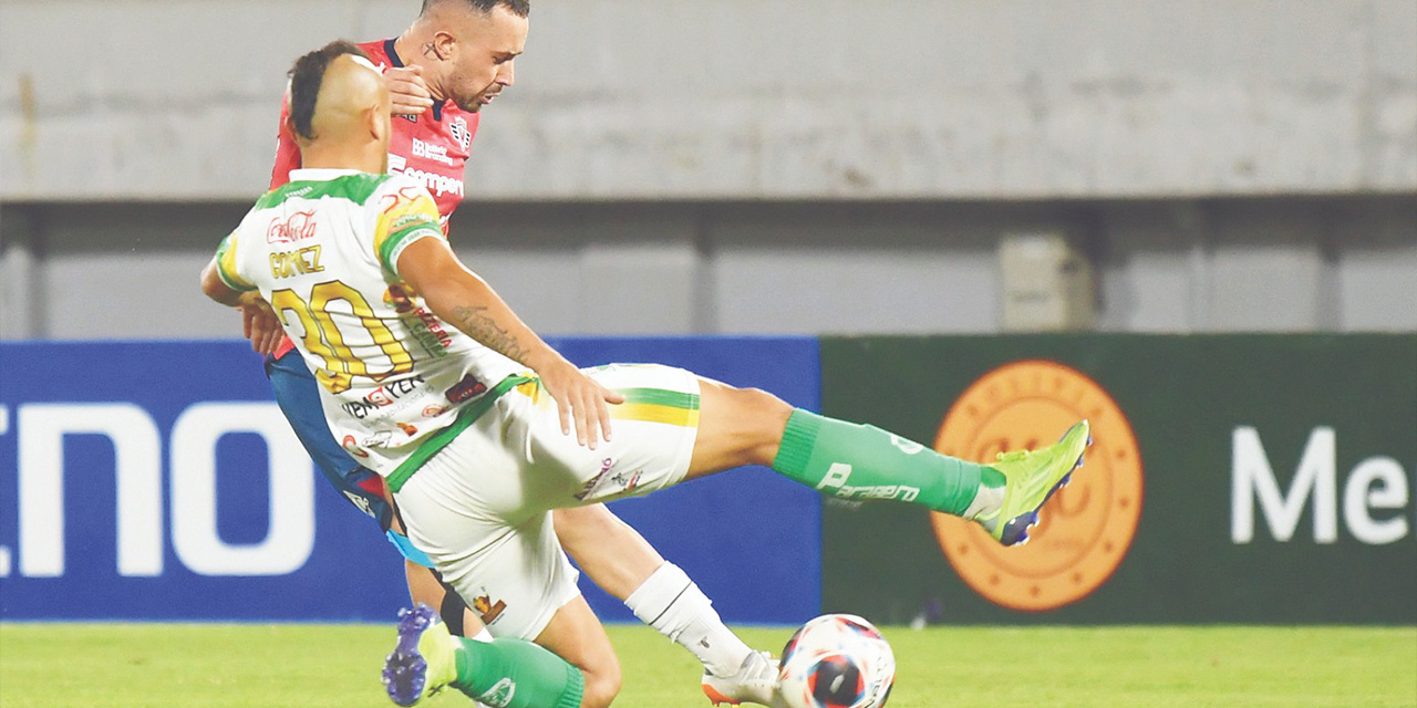 Rodrigo Amaral saca el zurdazo para el único gol de Wilstermann. Fotos:  APG