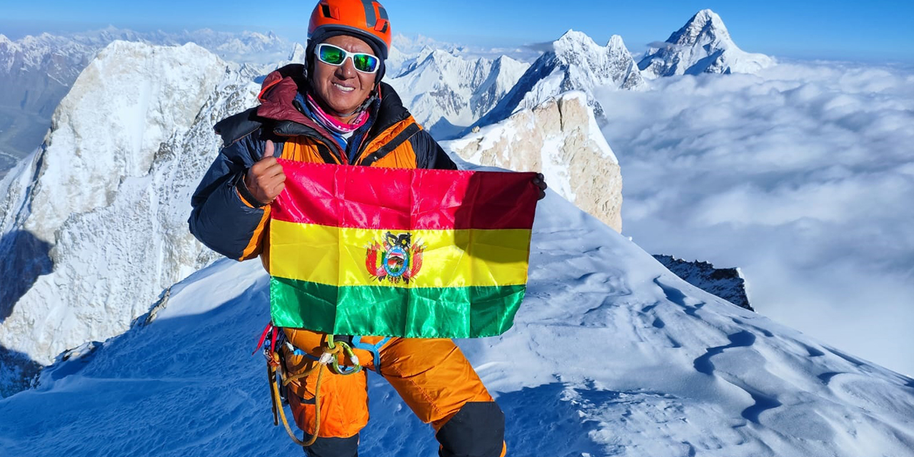 El alpinista Ayaviri en lo más alto de la montaña Gasherbrum, con la bandera boliviana