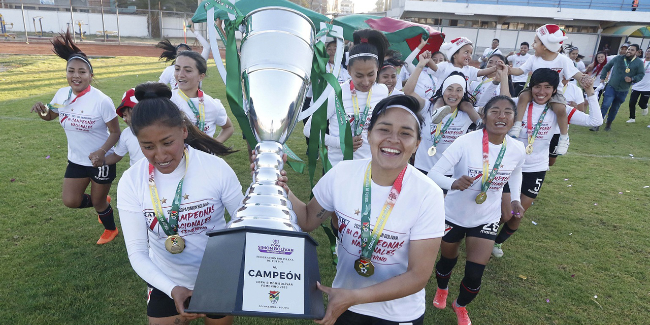 Jugadoras de Always Ready en la vuelta olímpica con el trofeo de campeón.