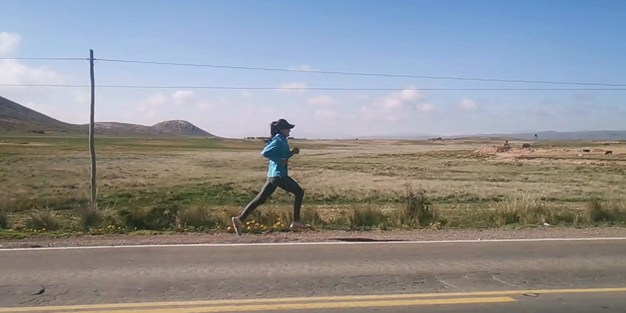 La atleta Helen Baltazar en su etapa de preparación por los caminos de Bolivia. 