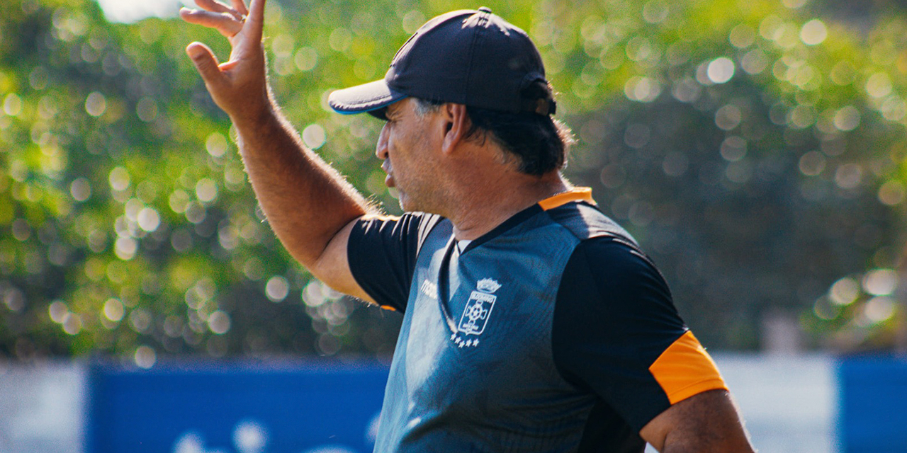 Carlos Bustos, entrenador de Blooming.