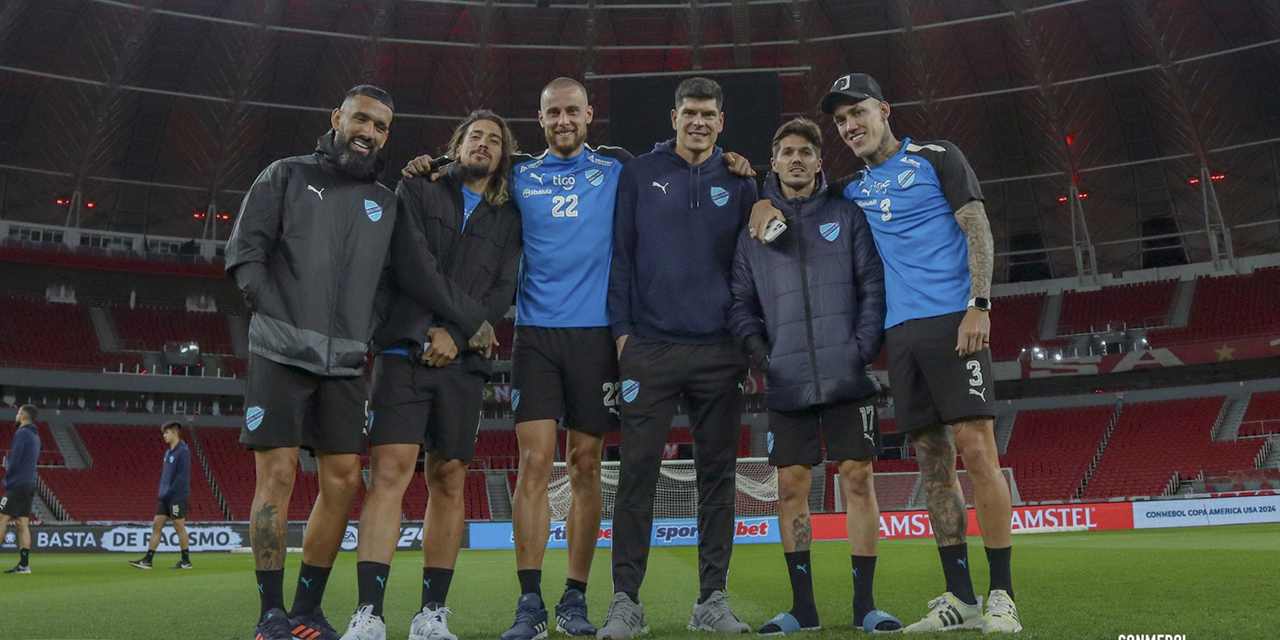 Los jugadores de Bolívar confiados posan en el estadio Beira-Río, de Porto Alegre.