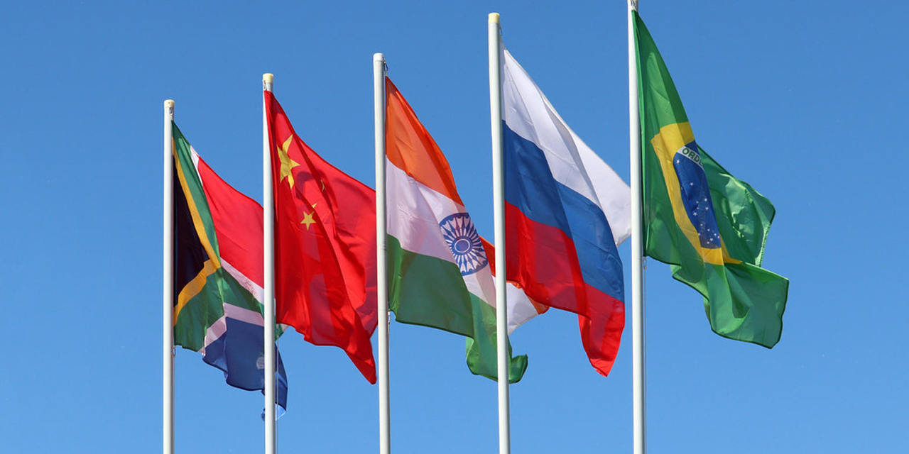 Banderas de los países miembros del Brics. | Foto: RT