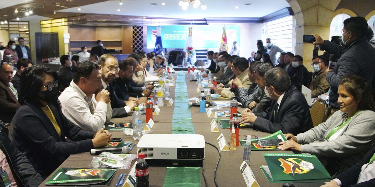 Los dirigentes del fútbol se reunirán en Santa Cruz. (Foto: Jorge Mamani)