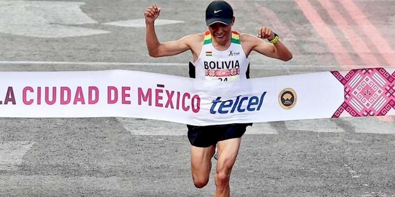 El momento que el atleta boliviano Héctor Garibay ingresa a la meta del Maratón Ciudad de México.