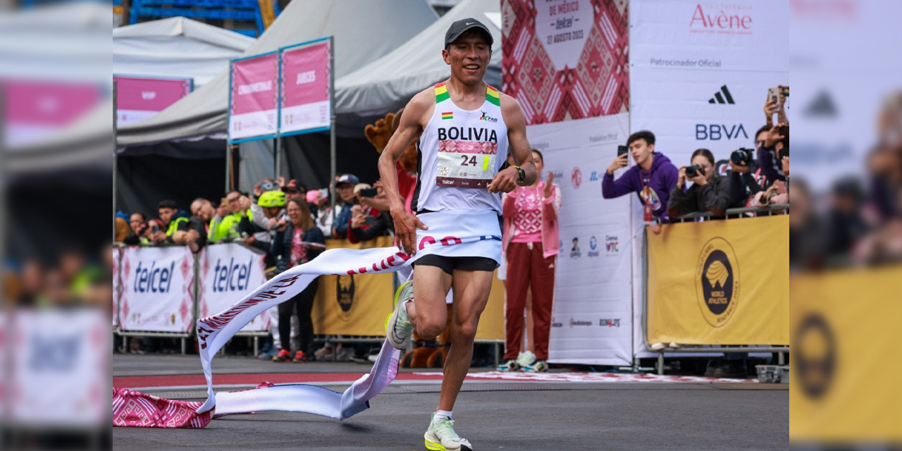 El atleta orureño, Héctor Garibay, atraviesa la meta del Maratón de la ciudad de México 2023. Foto: Maratón de la Ciudad de México Telcel 