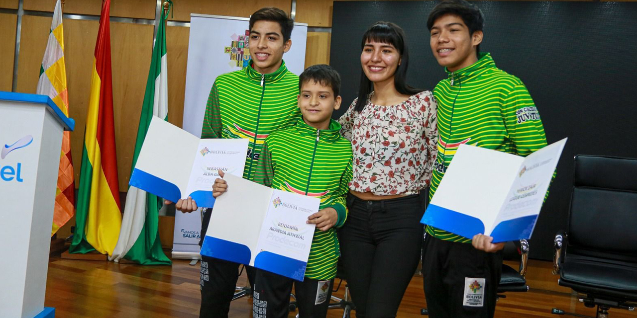 La viceministra de Deportes, Cielo Veizaga, junto con los tres gimnastas.