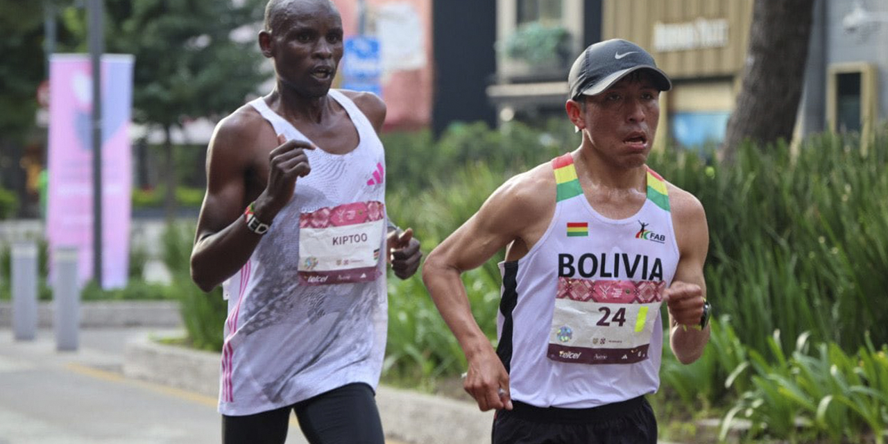 Héctor Garibay aparece en medio de atletas kenianos, a quienes les ganó con actitud y orgullo boliviano.