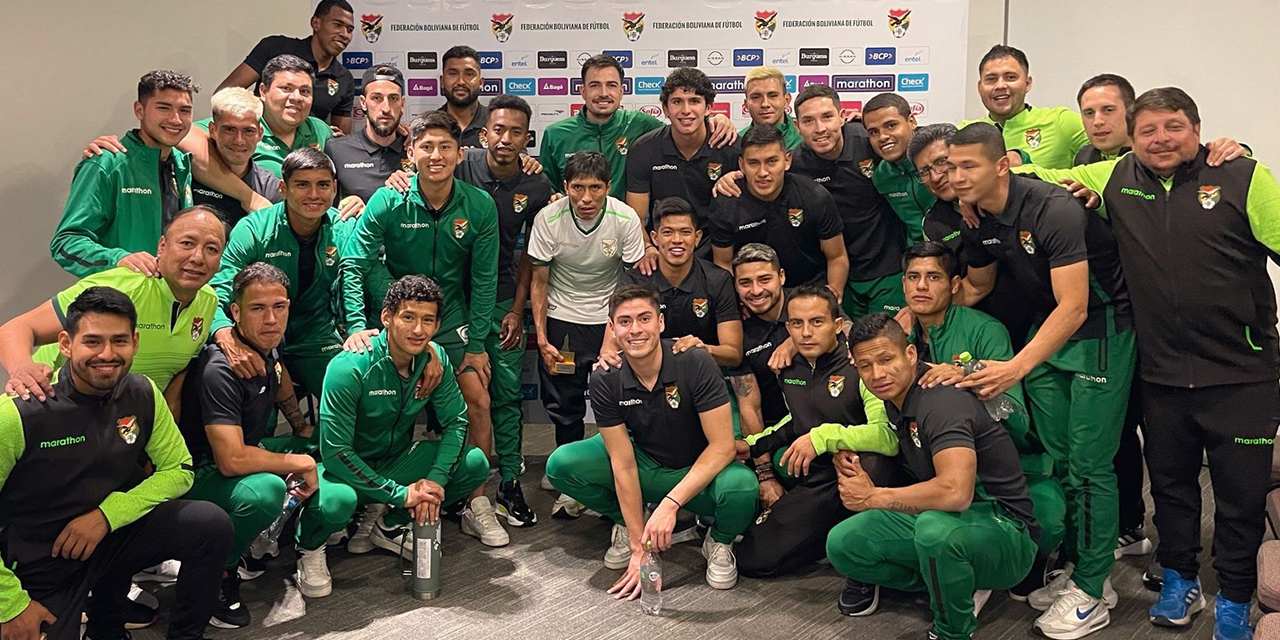 Los jugadores de la Verde posan con el atleta Héctor Garibay.