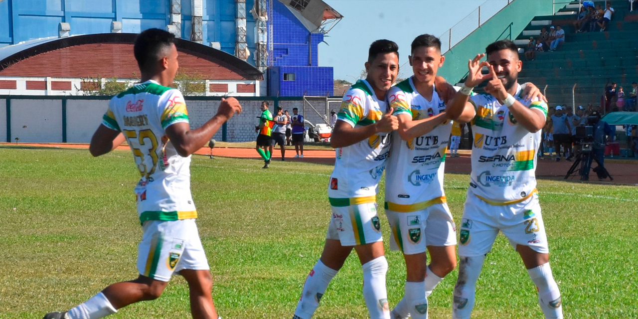 Jugadores del equipo beniano celebran el triunfo ante Royal Pari. Foto:  APG