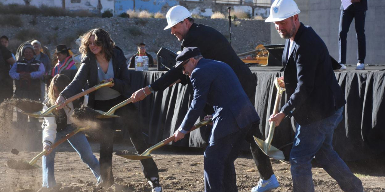 Marcelo Claure (c) da el primer palazo para la construcción del nuevo y moderno estadio de Bolívar, en Tembladerani. 