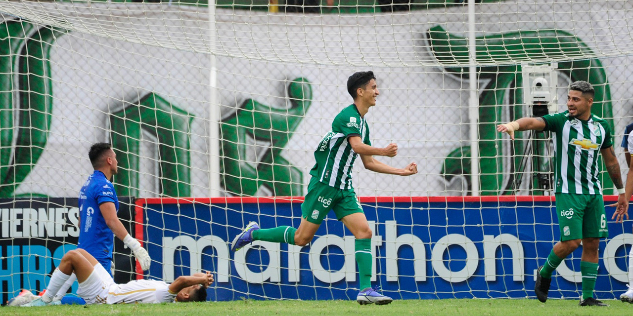 Jonatan Cristlado celebra sus goles ante la desazón de los jugadores de de Real Santa Cruz. Fotos: APG