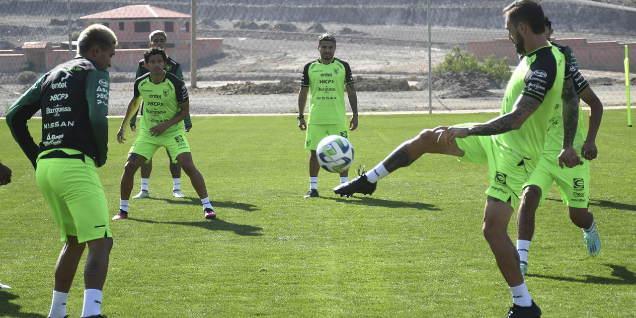 Luciano Ursino remata un balón en la práctica de la Selección, ayer en Ananta. (Foto: APG)