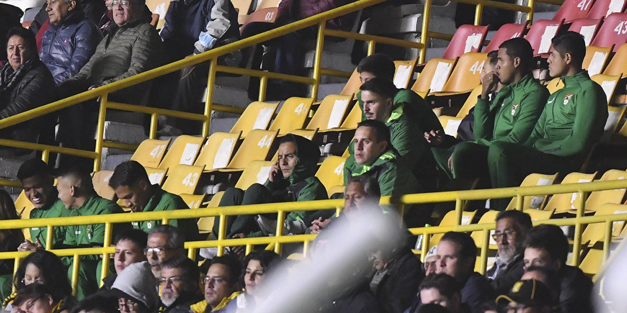 Jugadores de la Selección asistieron al partido de ayer en el estadio Siles. (Foto: APG)