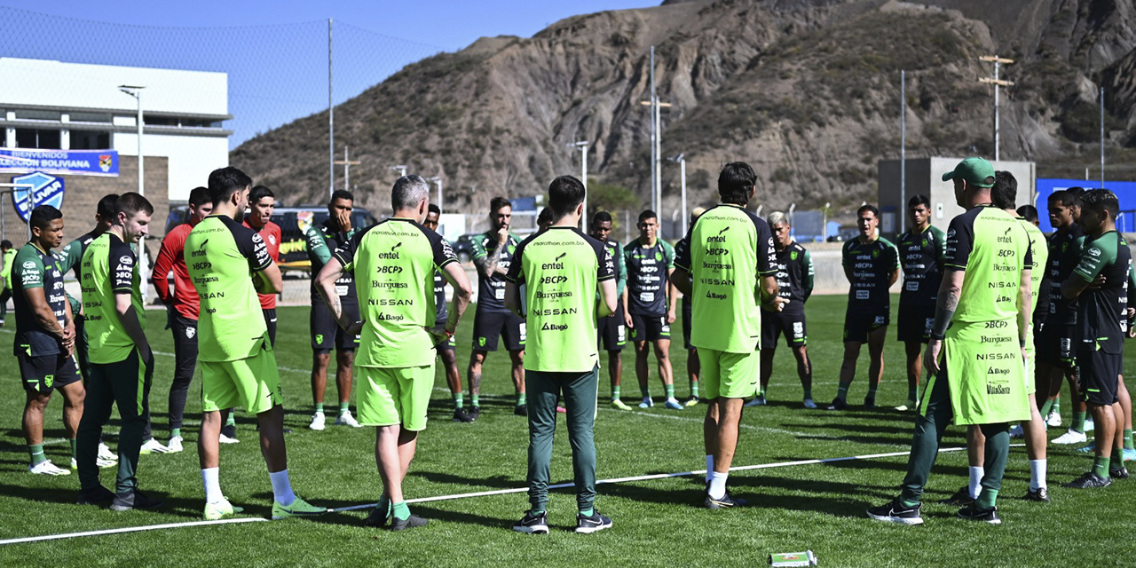 La Selección nacional en la charla técnica antes de la práctica, ayer en Ananta. (Foto: FBF)