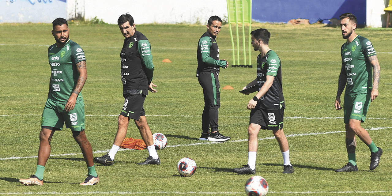 Gustavo Costas dirige los entrenamientos de la Verde en la que aparecen los futbolistas Adrián Jusino y Luciano Ursino, dos fijos en la nómina de convocados. (Foto: APG)