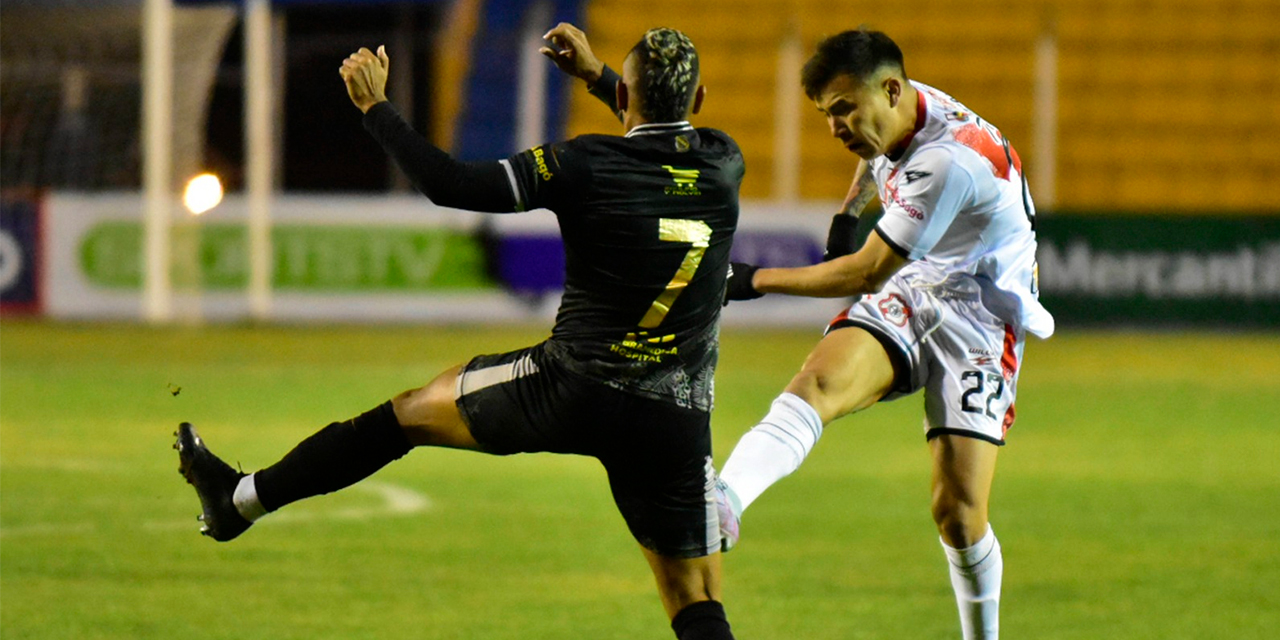 Diego Hoyos (22), de Nacional, ensaya un disparo ante la oposición de Diego Cuadros (7), de Vaca Díez. Fotos: APG