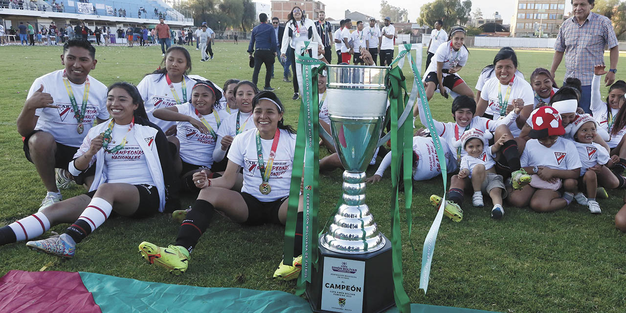 Jugadoras de Always Ready después de conseguir el título nacional. | Foto: APG